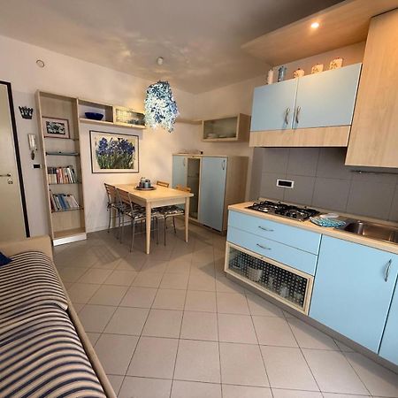 Gracious Apartment Located In The Heart Of Lignano Линяно Сабиадоро Екстериор снимка