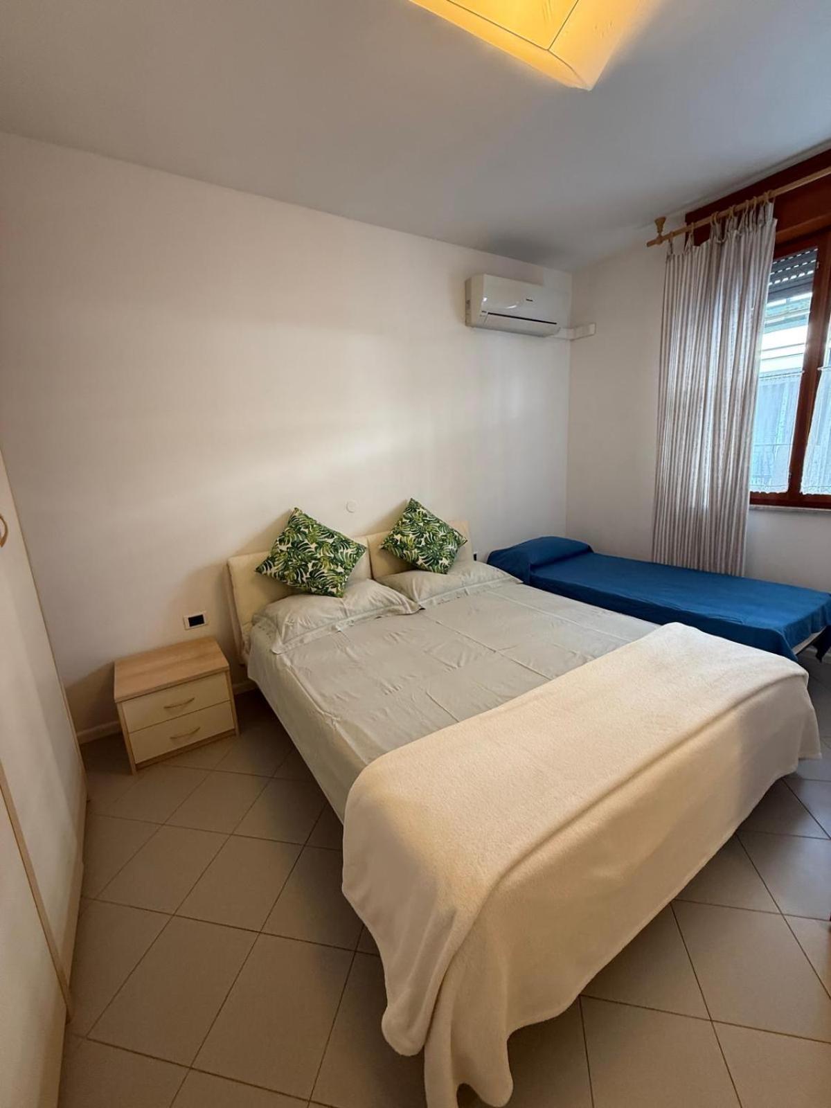Gracious Apartment Located In The Heart Of Lignano Линяно Сабиадоро Екстериор снимка